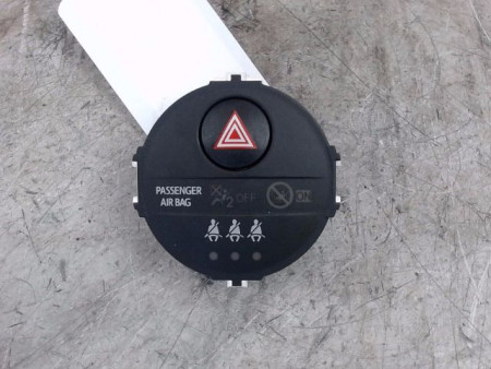 BOUTON DE WARNING TOYOTA YARIS