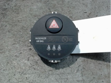 BOUTON DE WARNING TOYOTA YARIS