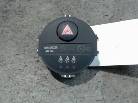 BOUTON DE WARNING TOYOTA YARIS