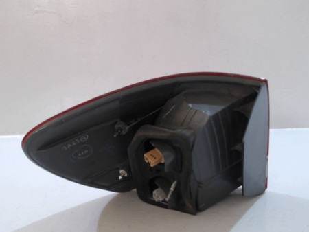 FEU ARRIERE DROIT TOYOTA AVENSIS VERSO 01-03